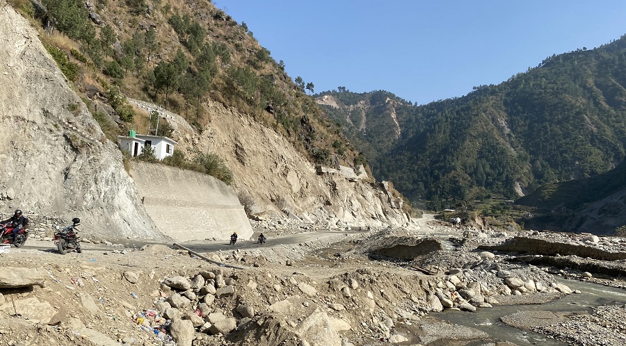 बाढीले क्षतिग्रस्त बिपी राजमार्गकाे चार खण्डमा पुनर्निर्माण हुँदै